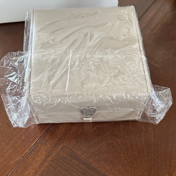 Chic Cream Brighton Jewelry Organizer with Heart Design - Picture 6 of 7